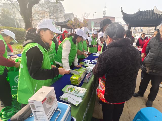 江苏省溧阳市平陵社区携多家单位开展便民志愿服务活动