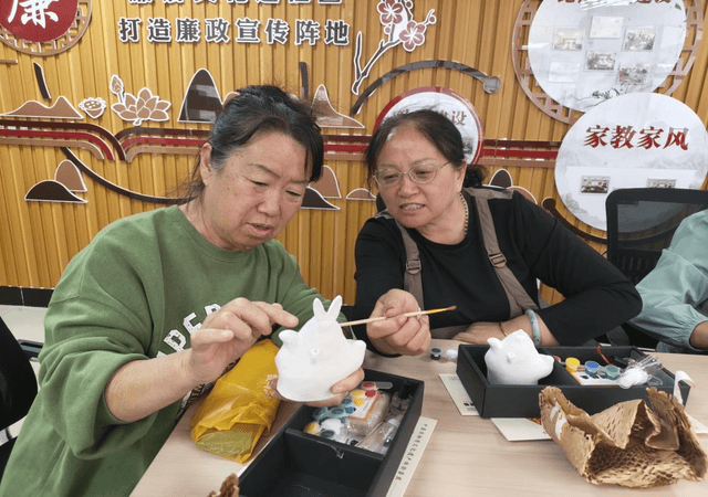 传承非遗技艺 乐享银龄时光——宁夏银川市兴庆区银古路街道宝南社区开展非遗手工体验活动