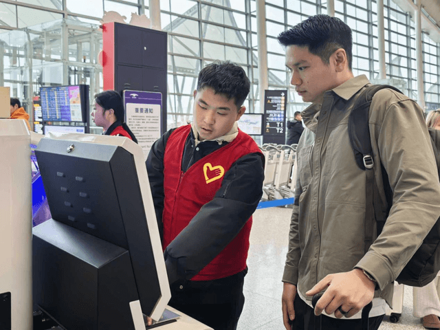 长沙机场志愿服务持续深化 续写新时代雷锋故事