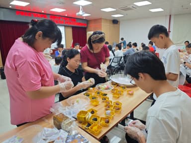 步涌志愿者：手工迎佳节，邻里共团圆