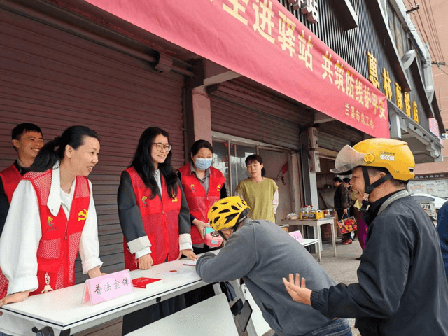 法律宣传进社区，为城市守护者披上“法治护甲”