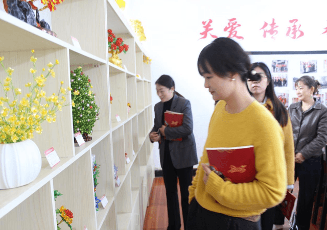 党建赋能“她力量” 女红撬动“大振兴”——龙唐村探索“集中工坊+家庭工坊”促农增收新路径