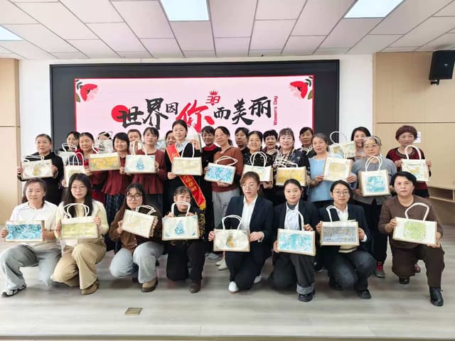 兵团第八师一四四团一社区：巧手做包庆“三八” 巾帼风采绽芳华