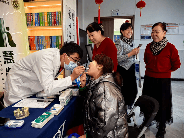 暖心服务进社区 健康关爱零距离 ——迎宾社区联合多家医院开展公益义诊活动